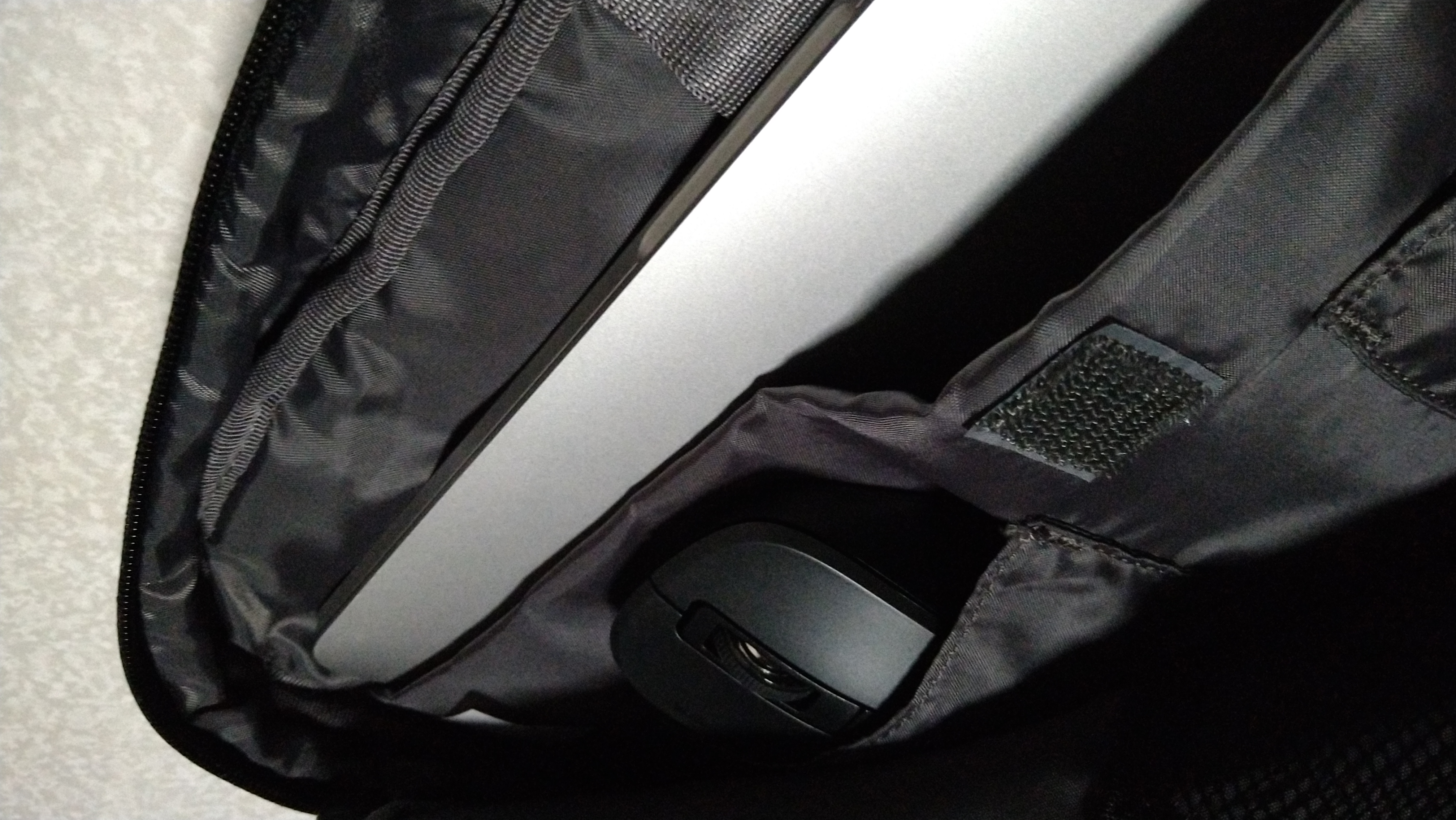 ユニクロの3WAYスマートバッグにMacbook pro とマウスを収納した様子