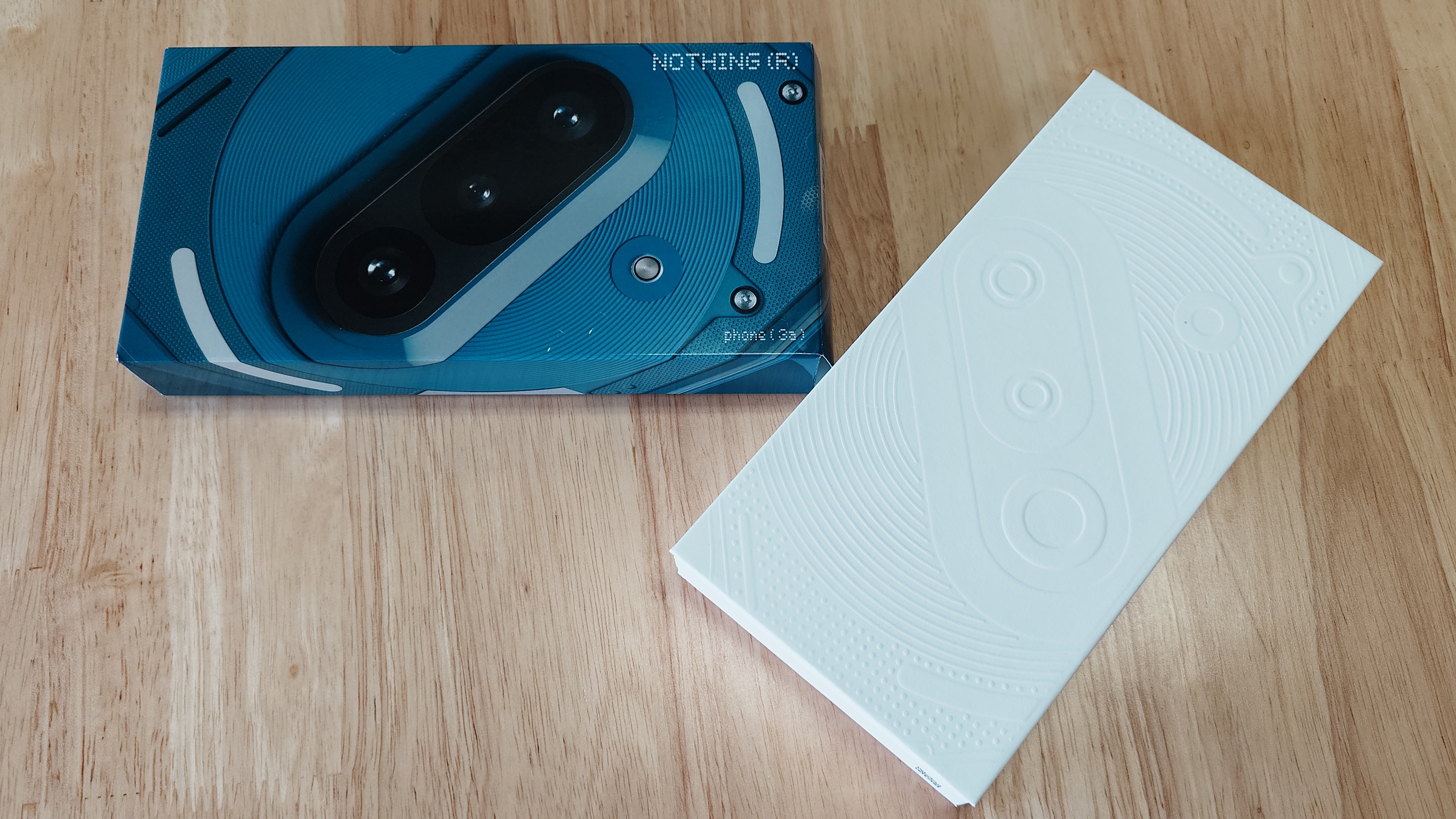 Nothing Phone(3a) ブルーの外箱と内箱