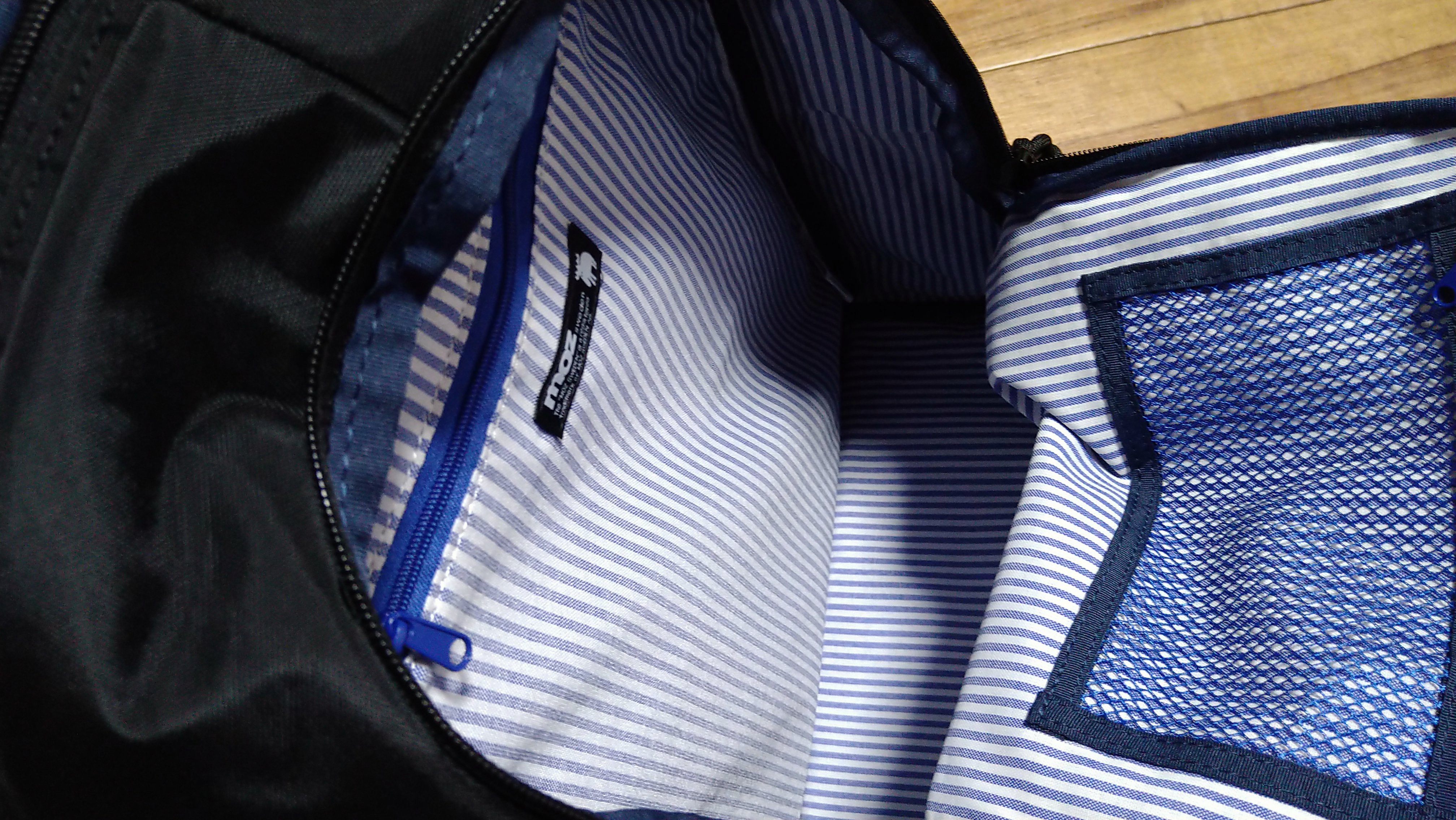 ストライプ柄の内装と複数のポケットを備えたmozのバックパック内部