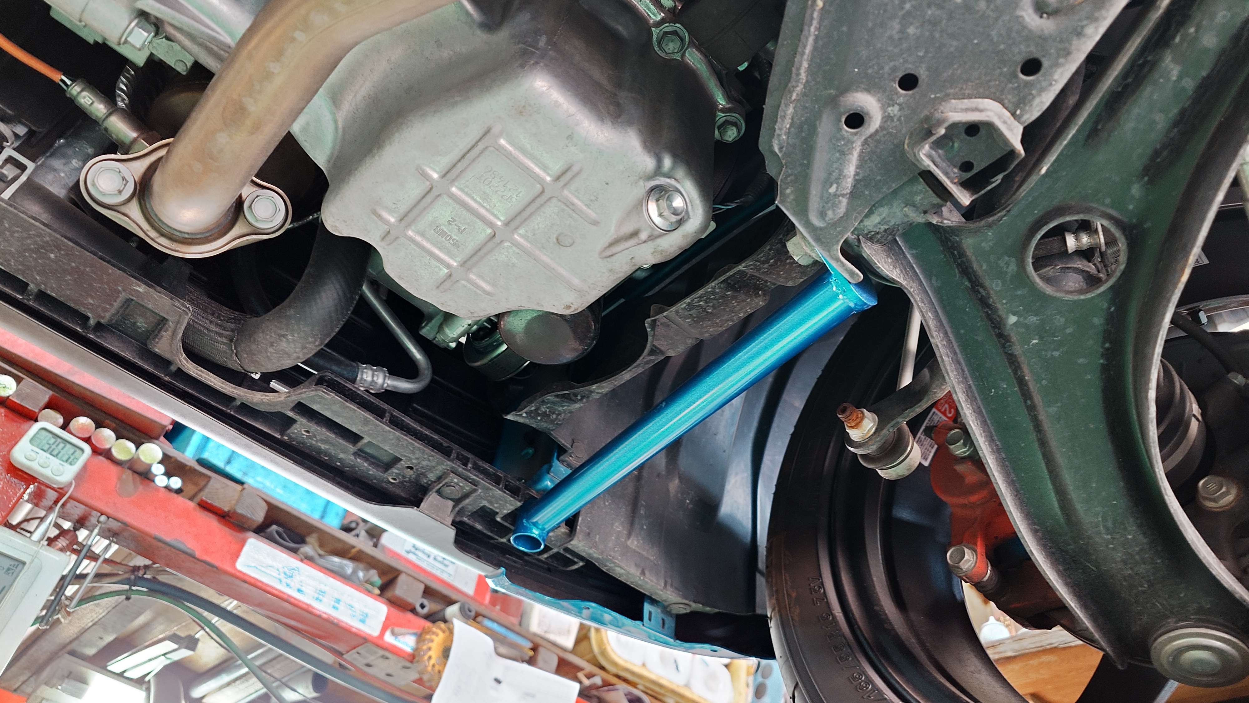 アルトワークス(HA36S)のロアアームとラジエアーター コア サポート部分の剛性パーツ・右側