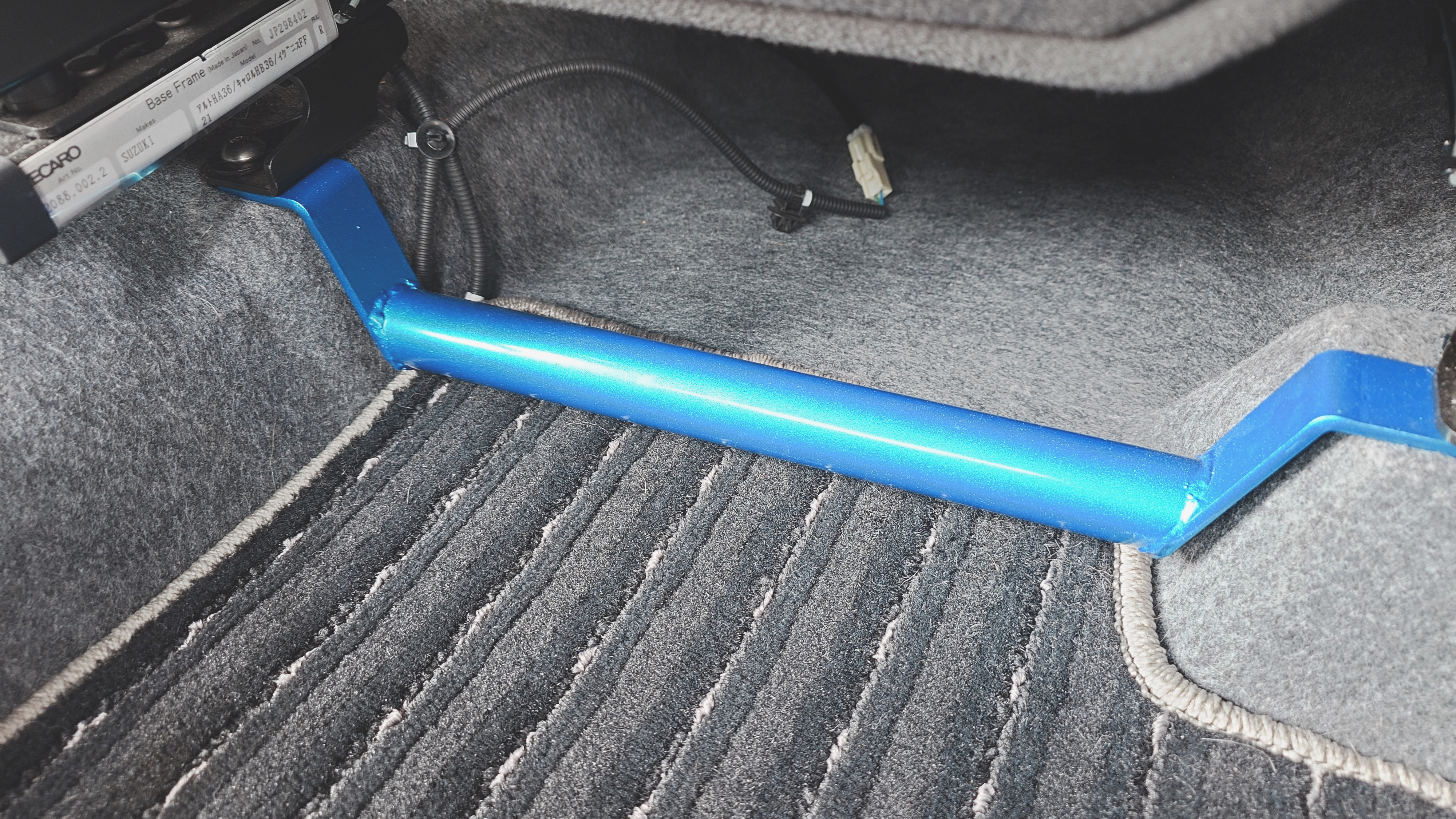 アルトワークス(HA36S)運転席下の剛性パーツ